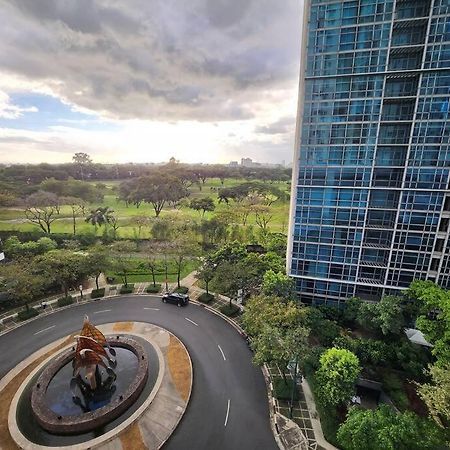 Enjoy Bgc Sunset And Golf Course View 2 Bedroom Loft With 100Mbps Internet Connection Manila Dış mekan fotoğraf