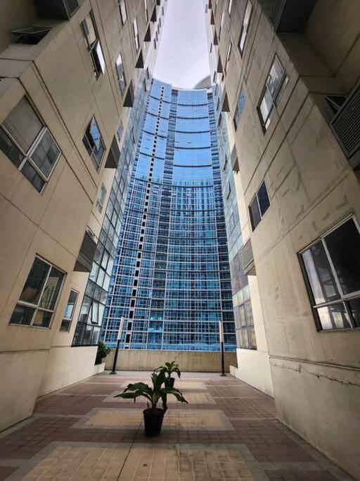 Enjoy Bgc Sunset And Golf Course View 2 Bedroom Loft With 100Mbps Internet Connection Manila Dış mekan fotoğraf