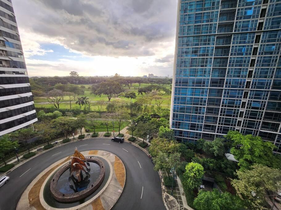 Enjoy Bgc Sunset And Golf Course View 2 Bedroom Loft With 100Mbps Internet Connection Manila Dış mekan fotoğraf