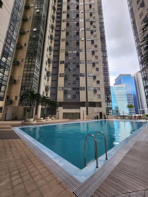 Enjoy Bgc Sunset And Golf Course View 2 Bedroom Loft With 100Mbps Internet Connection Manila Dış mekan fotoğraf
